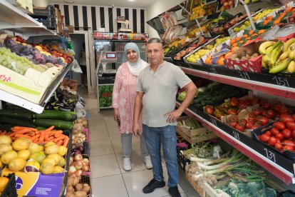 Fatha Elmadko con Zakaria Elboukhaddadi, dueños de la tienda Alimentación Fatiha, en el número 16.