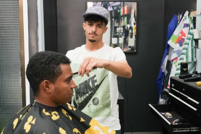Ilyass Druh, dueño de la barbería Barber Shop, en el número 16.