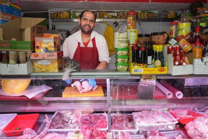 Ridiuane Dachraqi, dueño de la carnicería Arrahman, en el número 16.