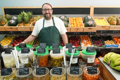 David Díez, dueño de la frutería Maribel, en el número 31.