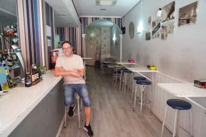 Ángel, dueño del bar Donde Angelín, en el número 29.