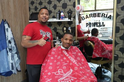 Jairo Pacheco, dueño de la Barbería Powell, en el número 15.