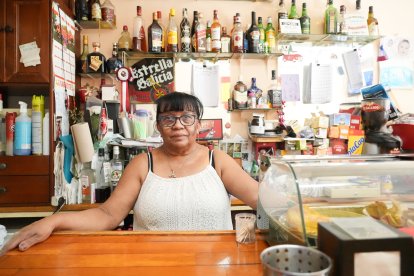 Araceli Monte es la dueña del bar Chispa en el número 13.