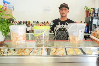 Rigoberto Figueredo, dueño del bar Sanabria, en la esquina con Arca Real.