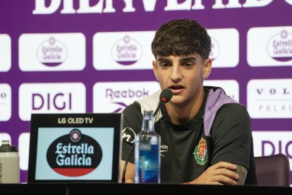 Presentación de Víctor Fernández Jr. con el Real Valladolid.