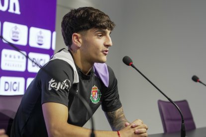 Presentación de Víctor Fernández Jr. con el Real Valladolid.