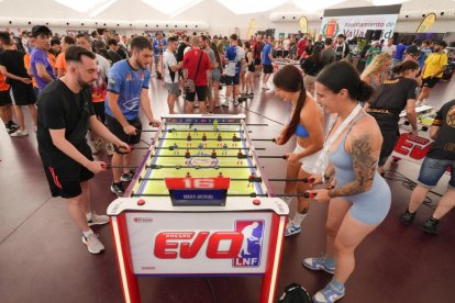 Participantes disputan una partida en la final de la Liga Nacional de Futbolín.