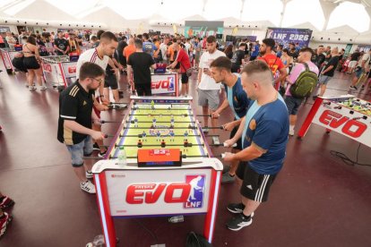 Participantes disputan una partida en la final de la Liga Nacional de Futbolín.