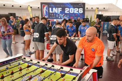 Participantes disputan una partida en la final de la Liga Nacional de Futbolín.