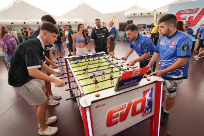 Participantes disputan una partida en la final de la Liga Nacional de Futbolín.
