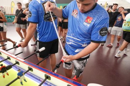 Participantes disputan una partida en la final de la Liga Nacional de Futbolín.