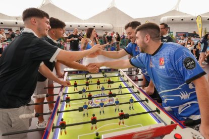 Participantes disputan una partida en la final de la Liga Nacional de Futbolín.