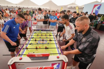 Participantes disputan una partida en la final de la Liga Nacional de Futbolín.