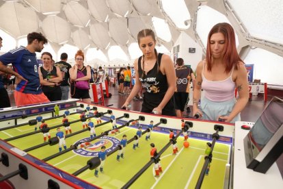 Participantes disputan una partida en la final de la Liga Nacional de Futbolín.