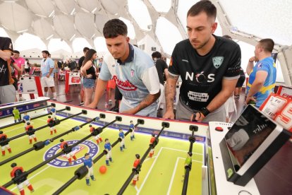 Participantes disputan una partida en la final de la Liga Nacional de Futbolín.