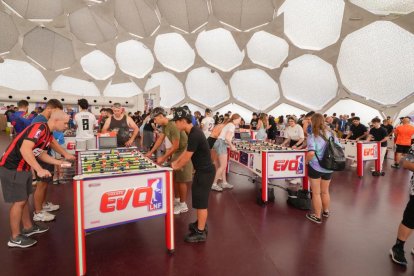 Participantes disputan una partida en la final de la Liga Nacional de Futbolín.