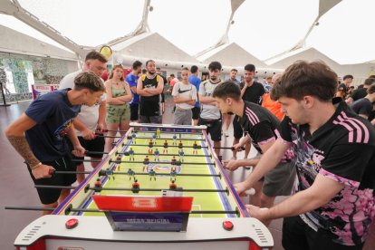 Participantes disputan una partida en la final de la Liga Nacional de Futbolín.