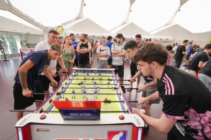 Participantes disputan una partida en la final de la Liga Nacional de Futbolín.