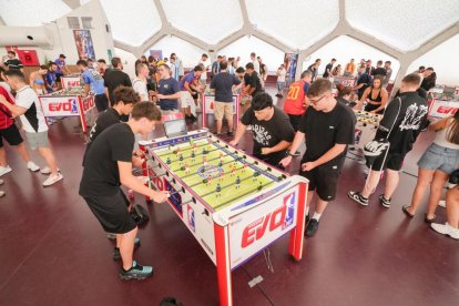 Participantes disputan una partida en la final de la Liga Nacional de Futbolín.