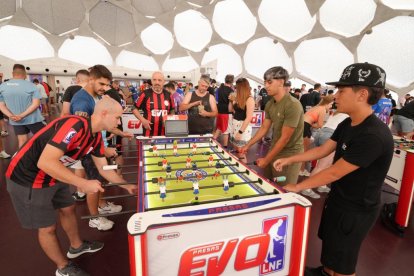 Participantes disputan una partida en la final de la Liga Nacional de Futbolín.