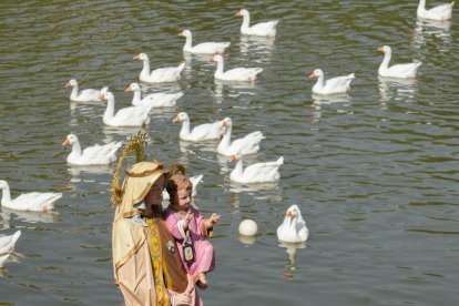 Procesión de La Virgen del Carmen por el río Pisuerga de Valladolid.