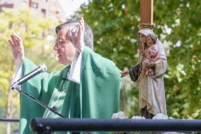 Procesión de La Virgen del Carmen por el río Pisuerga de Valladolid.