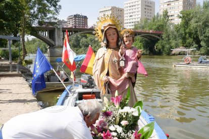 Procesión de La Virgen del Carmen por el río Pisuerga de Valladolid.