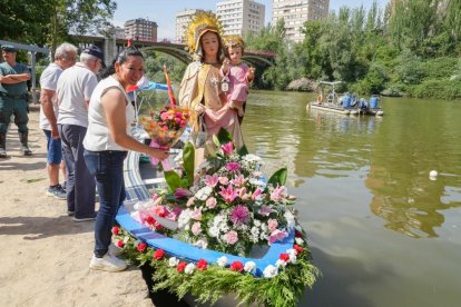 Procesión de La Virgen del Carmen por el río Pisuerga de Valladolid.