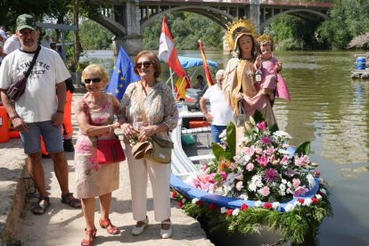 Procesión de La Virgen del Carmen por el río Pisuerga de Valladolid.