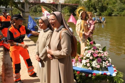 Procesión de La Virgen del Carmen por el río Pisuerga de Valladolid.