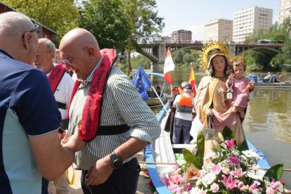 Procesión de La Virgen del Carmen por el río Pisuerga de Valladolid.