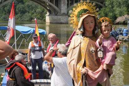 Procesión de La Virgen del Carmen por el río Pisuerga de Valladolid.