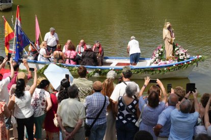 Procesión de La Virgen del Carmen por el río Pisuerga de Valladolid.