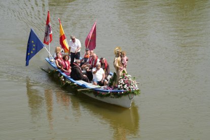 Procesión de La Virgen del Carmen por el río Pisuerga de Valladolid.