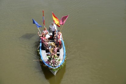 Procesión de La Virgen del Carmen por el río Pisuerga de Valladolid.
