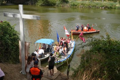 Procesión de La Virgen del Carmen por el río Pisuerga de Valladolid.