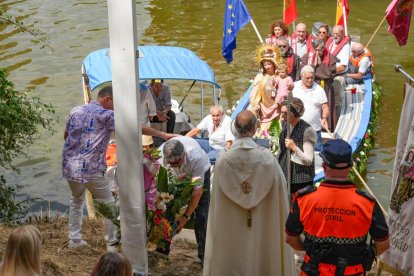 Procesión de La Virgen del Carmen por el río Pisuerga de Valladolid.