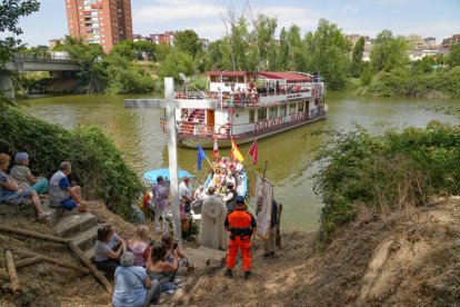 Procesión de La Virgen del Carmen por el río Pisuerga de Valladolid.