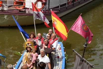 Procesión de La Virgen del Carmen por el río Pisuerga de Valladolid.