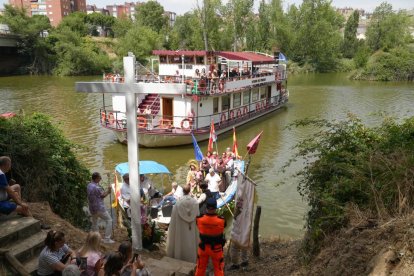 Procesión de La Virgen del Carmen por el río Pisuerga de Valladolid.