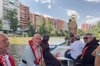 Procesión de La Virgen del Carmen por el río Pisuerga de Valladolid.