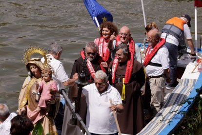 Procesión de La Virgen del Carmen por el río Pisuerga de Valladolid.