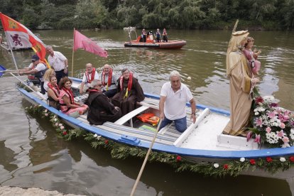 Procesión de La Virgen del Carmen por el río Pisuerga de Valladolid.