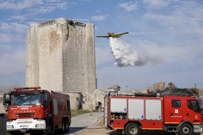 Medios aéreos y terrestres actúan contra el fuego en el castillo de Iscar