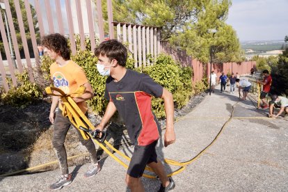 Medios aéreos y terrestres actúan contra el fuego en el castillo de Iscar