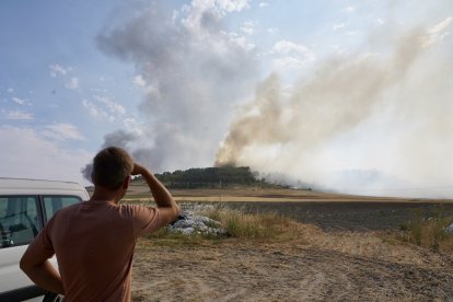 l. Incendio en las inmediaciones de la localidad vallisoletana de Íscar.