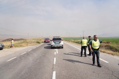 Acceso cortado por el humo provocado por el. Incendio en las inmediaciones de la localidad vallisoletana de Íscar.