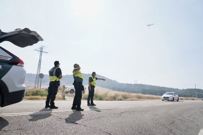 Acceso cortado por el humo provocado por el. Incendio en las inmediaciones de la localidad vallisoletana de Íscar.