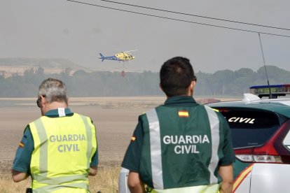Acceso cortado por el humo provocado por el. Incendio en las inmediaciones de la localidad vallisoletana de Íscar.