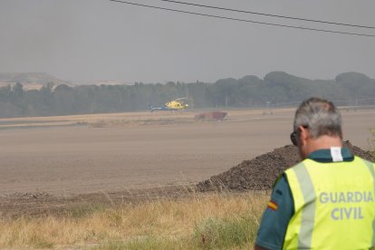 Acceso cortado por el humo provocado por el. Incendio en las inmediaciones de la localidad vallisoletana de Íscar.